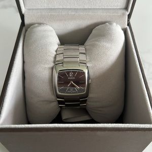 Silver Gucci 8500M watch